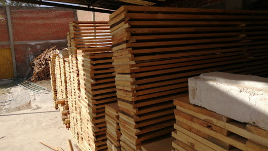 Madera apilada en almacén